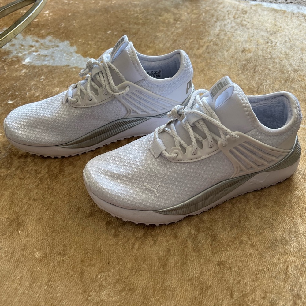 Puma S0FT F0AM sneakers. Size 8 in color White/Gray